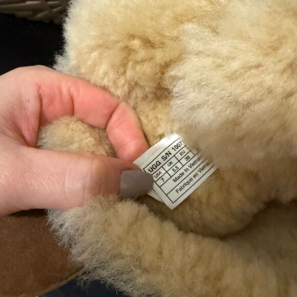 Women’s uggs size 7 Bailey bow fur tall - Picture 3 of 8